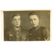 Dos soldados de la Wehrmacht con túnica de campaña M 40 , con insignias de los primeros tiempos